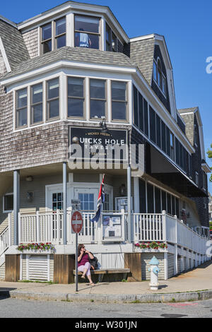 Woods Hole, MA - le 14 juin 2019 : Trou Quicks Tavern est de l'autre côté du terminal de ferry et sert des fruits de mer locaux et ferme à la table de style pub. Banque D'Images