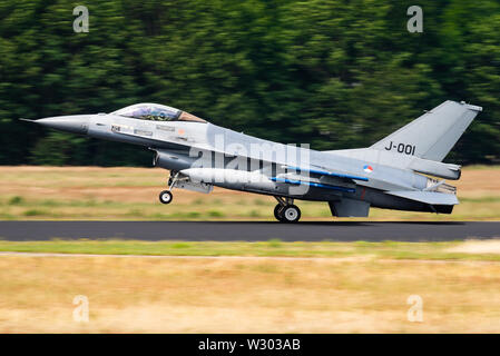 Un Lockheed Martin F-16 Avion de chasse de la Force aérienne néerlandaise à la base aérienne de Volkel. Banque D'Images