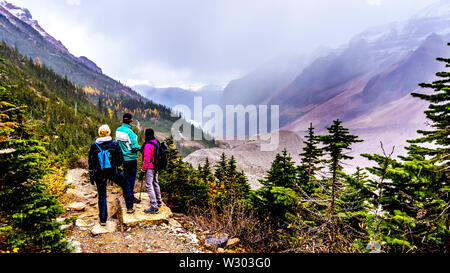 La randonnée des aînés des moraines de la Glacier Victoria à partir de la maison de thé de la plaine des Six Glaciers au lac Louise, dans le parc national Banff, AB, Canada Banque D'Images