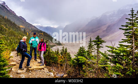 La randonnée des aînés des moraines de la Glacier Victoria à partir de la maison de thé de la plaine des Six Glaciers au lac Louise, dans le parc national Banff, AB, Canada Banque D'Images