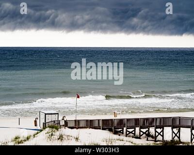 Gulf Shores, AL USA - 05/09/2019 - Storm Clouds Over Beach et passerelle en bois 2 Banque D'Images