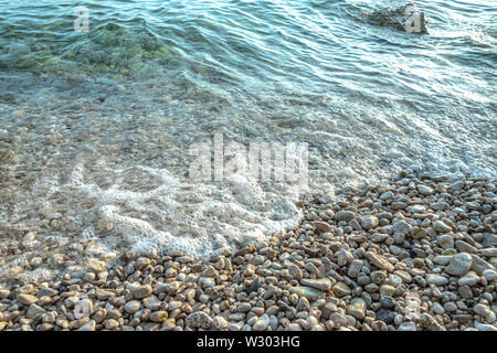 Plage de galets et mer peu profonde Banque D'Images