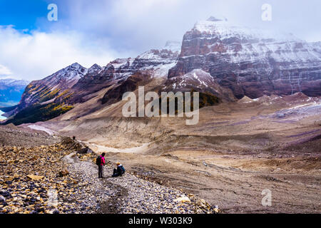 La randonnée des aînés des moraines de la Glacier Victoria à partir de la plaine des Six Glaciers Tea House à l'Six-Glaciers à Lake Louise, Banff National Park Banque D'Images