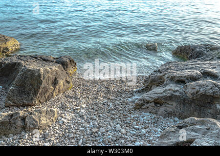 Plage de galets et mer peu profonde Banque D'Images