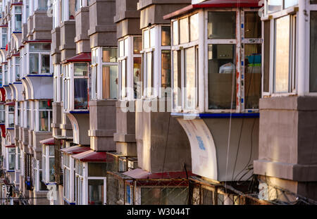 Hegang city,China-21 JAN 2019:Chine nord-est du bâtiment résidentiel Balcon Banque D'Images