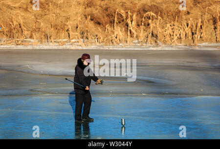 Hegang city,China-21 JAN 2019:toupie sur la glace sur la rivière gelée en hiver Banque D'Images