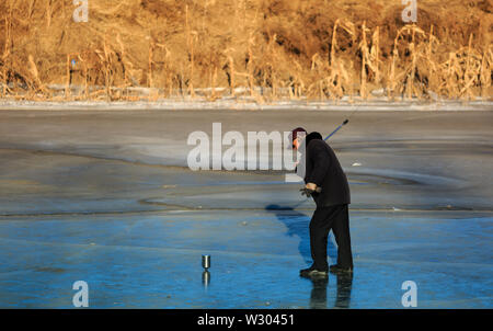 Hegang city,China-21 JAN 2019:toupie sur la glace sur la rivière gelée en hiver Banque D'Images