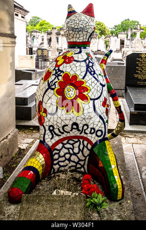 Niki de Saint Phalle : le Cimetière de Montparnasse - Ricardo tombeau chat à Paris Banque D'Images