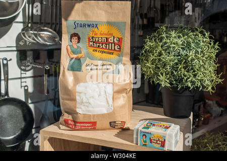 Présentation de matériel et de savons dans un emballage vintage dans une petite boutique à Chinon, Vallée de la Loire, ouest de la France. Banque D'Images