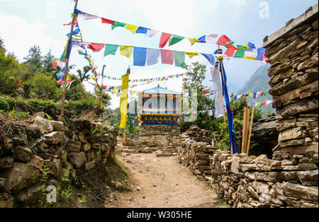 Beau Chorten sur le chemin de Lhogaon avec drapeaux à prières à Manaslu trek, au Népal. Banque D'Images