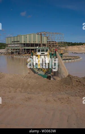 Gestion et transport des sables minéraux de titane sur le site minier. Exploitation minière par dragage dans des étangs d'eau douce. Les dragues pompent du sable dans une usine de concentrateur humide. Banque D'Images