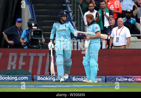 Joe l'Angleterre parle racine à Jonny Bairstow (à droite) avant de sortir sur bat au cours de l'ICC World Cup, demi-finale à Edgbaston, Birmingham. Banque D'Images