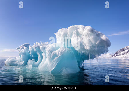Blue Ice iceberg, formé quand un glacier veaux, flottant dans les eaux de l'arctique de Svalbard, un archipel norvégien entre la partie continentale de la Norvège et de la Ni Banque D'Images