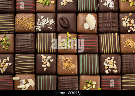 Praline chocolats variété en ligne, libre. Banque D'Images