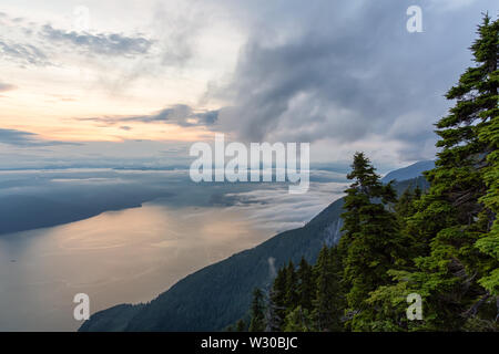 Belle vue du paysage de montagne couvert de nuages pendant un été animé coucher du soleil. Pris sur le dessus de la Sommet, West Vancouver, Brit Banque D'Images