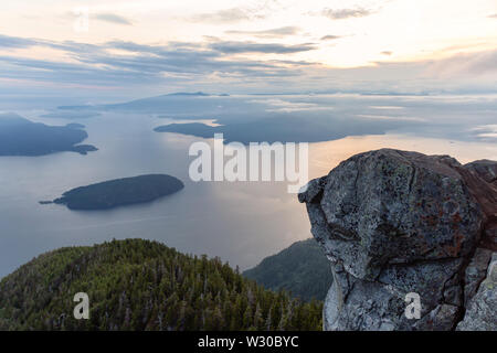 Belle vue du paysage de montagne couvert de nuages pendant un été animé coucher du soleil. Pris sur le dessus de la Sommet, West Vancouver, Brit Banque D'Images