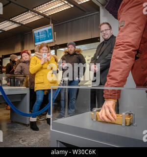 Barre d'or sur l'écran, la pièce au cours de l'hiver Fête des Lumières, Reykjavik, Islande. Banque D'Images