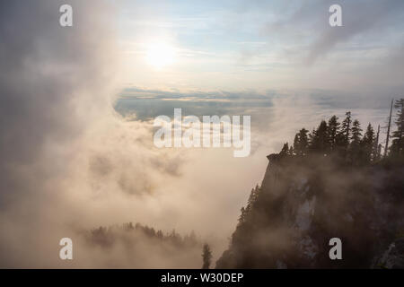 Belle vue du paysage de montagne couvert de nuages pendant un été animé coucher du soleil. Pris sur le dessus de la Sommet, West Vancouver, Brit Banque D'Images