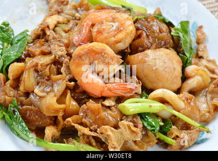 Nouilles de riz sautées aux fruits de mer et sauce de soja noir Banque D'Images