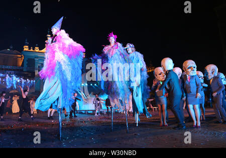 Cracovie. Cracovie. La Pologne. Le théâtre de rue FestivaI. Événement annuel international, réunion d'artistes de spectacle de rue. Grande Finale. Banque D'Images