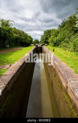 L'intérieur d'un verrou sur le vol Tardebigge, Worcester et canal de Birmingham Banque D'Images