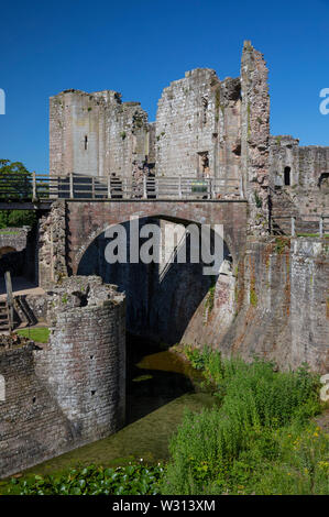 Pont sur les douves du château principal menant à la grande tour au château de Raglan, Monmouthshire, Wales, UK Banque D'Images