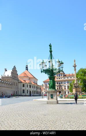 Prague, République tchèque - 27 juin 2019 : Hradcany Square historique, en tchèque Hradcanske namesti, situé en face du célèbre château de Prague. Palais Schwarzenberg, Marian Plaque Colonne. L'Europe des villes. Banque D'Images