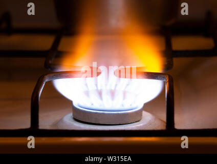 Jaune Orange flamme de gaz. La combustion de gaz jaune sur la cuisinière à gaz de flammes. d'une cuisine équipée cuisinière à gaz Ressources naturelles et les économies d'énergie concept. Banque D'Images