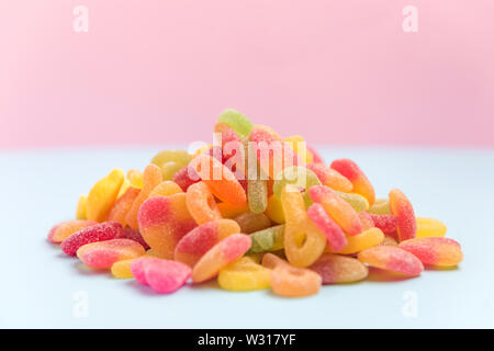 Pilw de bonbons sucrés isolé sur un fond rose Banque D'Images