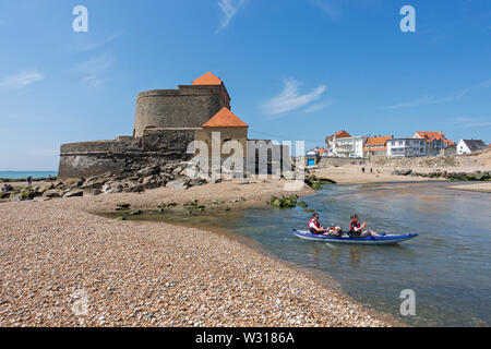 Les touristes en kayak en face de Fort Mahon plage à Ambleteuse le long de la mer du Nord, la côte rocheuse La Côte d'Opale / Côte d'Opale, France Banque D'Images