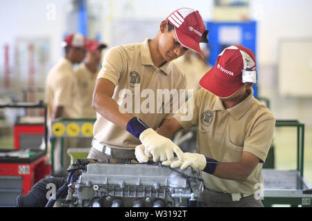 Bangalore, Inde. 9Th Jul 2013. 4 décembre 2013 : Bangalore, Inde.voiture japonaise majors comme Suzuki et Toyota ont beaucoup investi dans l'Inde comme cet Institut de formation technique automobile Toyota à Bangalore en Inde.le deuxième trimestre de 2019 les ventes d'automobiles sont les pires en près de 20 ans.Le total des ventes de voitures, VUS et camionnettes en Q2 ont diminué de 18,4  % sur un an, la plus forte depuis une chute de 23,1 % au troisième trimestre de 2000-2001 .Tous les segments de l'industrie automobile indienne a rapporté une baisse à deux chiffres. Un total de 712 620 voitures particulières, véhicules utilitaires et fourgonnettes ont été vendus au dernier trimestre, une baisse de 18,4  % de l'année e Banque D'Images