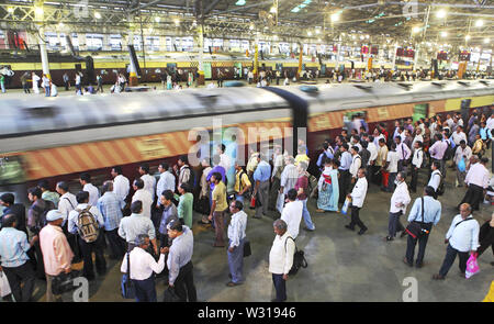 Mumbai, Maharashtra, Inde. 1er juillet 2011. Mumbai, Inde : les navetteurs.attendre que des trains de banlieue à la gare CST autrefois connu sous le nom de Victoria Terminus à Mumbai. C'est l'un des plus fréquentés dans les gares ferroviaires et les trains de l'Inde le plus de monde. Le système ferroviaire de banlieue s'étant surpeuplée est privilégié en raison de transport rapide et faible coût. Les routes sont toujours serré et un petit trajet de 20 kilomètres dure environ 2 heures pendant les heures de pointe de l'Inde dans les villes de métro. Credit : Subhash Sharma/ZUMA/Alamy Fil Live News Banque D'Images