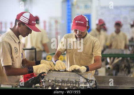 Bangalore, Inde. 9Th Jul 2013. 4 décembre 2013 : Bangalore, Inde.voiture japonaise majors comme Suzuki et Toyota ont beaucoup investi dans l'Inde comme cet Institut de formation technique automobile Toyota à Bangalore en Inde.le deuxième trimestre de 2019 les ventes d'automobiles sont les pires en près de 20 ans.Le total des ventes de voitures, VUS et camionnettes en Q2 ont diminué de 18,4  % sur un an, la plus forte depuis une chute de 23,1 % au troisième trimestre de 2000-2001 .Tous les segments de l'industrie automobile indienne a rapporté une baisse à deux chiffres. Un total de 712 620 voitures particulières, véhicules utilitaires et fourgonnettes ont été vendus au dernier trimestre, une baisse de 18,4  % de l'année e Banque D'Images