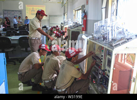 Bangalore, Inde. 9Th Jul 2013. 4 décembre 2013 : Bangalore, Inde.voiture japonaise majors comme Suzuki et Toyota ont beaucoup investi dans l'Inde comme cet Institut de formation technique automobile Toyota à Bangalore en Inde.le deuxième trimestre de 2019 les ventes d'automobiles sont les pires en près de 20 ans.Le total des ventes de voitures, VUS et camionnettes en Q2 ont diminué de 18,4  % sur un an, la plus forte depuis une chute de 23,1 % au troisième trimestre de 2000-2001 .Tous les segments de l'industrie automobile indienne a rapporté une baisse à deux chiffres. Un total de 712 620 voitures particulières, véhicules utilitaires et fourgonnettes ont été vendus au dernier trimestre, une baisse de 18,4  % de l'année e Banque D'Images