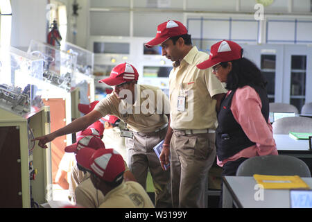 Bangalore, Inde. 9Th Jul 2013. 4 décembre 2013 : Bangalore, Inde.voiture japonaise majors comme Suzuki et Toyota ont beaucoup investi dans l'Inde comme cet Institut de formation technique automobile Toyota à Bangalore en Inde.le deuxième trimestre de 2019 les ventes d'automobiles sont les pires en près de 20 ans.Le total des ventes de voitures, VUS et camionnettes en Q2 ont diminué de 18,4  % sur un an, la plus forte depuis une chute de 23,1 % au troisième trimestre de 2000-2001 .Tous les segments de l'industrie automobile indienne a rapporté une baisse à deux chiffres. Un total de 712 620 voitures particulières, véhicules utilitaires et fourgonnettes ont été vendus au dernier trimestre, une baisse de 18,4  % de l'année e Banque D'Images