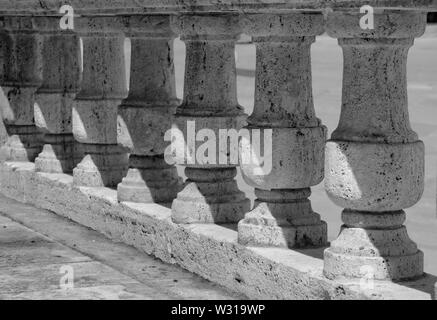 Les colonnes antiques dans une rangée, sous les rayons du soleil Banque D'Images