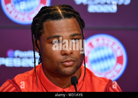 Serge GNABRY (Bayern Munich) avec nouvelle coiffure, Rastafrisur., image unique, seul motif, portrait, portrait, portrait. 'Pro Evolution Soccer" est le nom de la simulation de football par fabricant Konami. Tout ce qui est nouveau dans la saison 2019/2020 : FC Bayern Munich sera probablement coopérer avec Konami dans la saison à venir. Le géant du jeu vidéo japonais est le fabricant de la PSE/Pro Evolution Soccer et le concurrent de l' EA SPORTS FIFA '' série. FC Bayern Munich - Présentation du nouveau partenariat avec le fabricant de jeux vidéo japonais Konami. Soccer 1. Bundesliga, la mer Banque D'Images