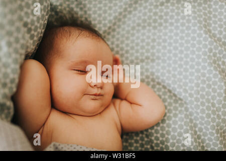 Close up image de 3 mois s'étendant de bébé dans son sommeil. Banque D'Images