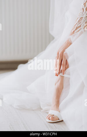 Beaux pieds femelle libre. Robes de mariée chaussures avant la cérémonie de mariage. Chaussures de mariée mariage. Banque D'Images