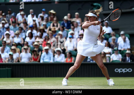 Wimbledon, Royaume-Uni. 11 juillet 2019, le All England Lawn Tennis et croquet Club, Wimbledon, Angleterre, Tournoi de tennis de Wimbledon, jour 10 ; Elina Svitolina (UKR) avec un revers à Simona (ROM) : Action : Crédit Plus Sport Images/Alamy Live News Banque D'Images
