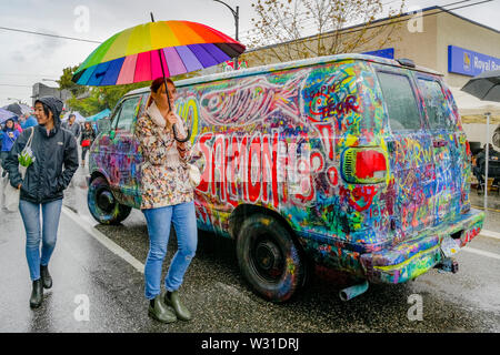 Style Hippie peint sauvagement van, la Journée sans voiture, Commercial Drive, Vancouver, British Columbia, Canada Banque D'Images