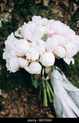 Image en gros plan d'une belle et élégante mariage bouquet de pivoines blanches et roses. Composition florale de l'été. Banque D'Images