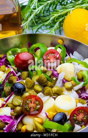 Salade fraîche et saine (periñaca, piriñaca). Régime d'été méditerranéen. Banque D'Images
