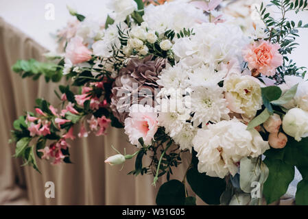 Image en gros plan d'un beau et élégant bouquet de fleurs roses et blanches sur la table de vacances. Banque D'Images