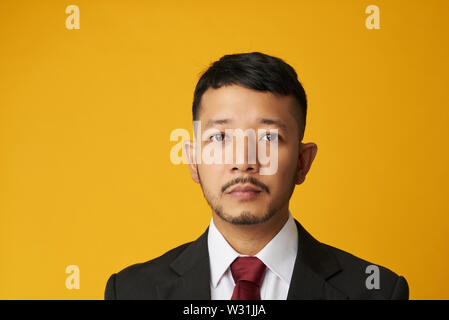 Asian guy headshot sur fond de couleur jaune. Close-up asian man portrait Banque D'Images