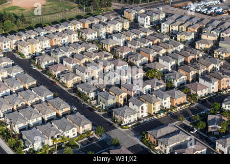 Après-midi vue aérienne de tassement des maisons modernes dans le comté de Los Angeles, Californie Banque D'Images