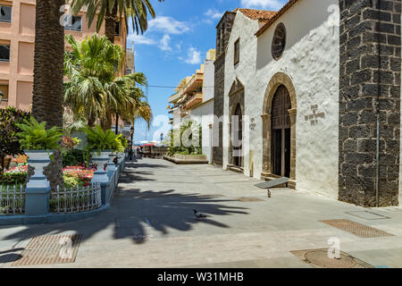 Puerto de la Cruz, Tenerife, Espagne - 10 juillet 2019 : Maisons colorées et de palmiers dans les rues. Se détendre et s'amuser sur une chaude journée d'été ensoleillée. Banque D'Images