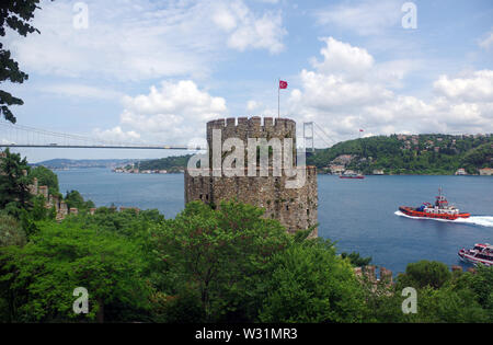 Château de Rumelihisar gardant le Bosphore, avec pont Fatih Sultan Mehmet visible à l'arrière-plan, Istanbul, Turquie Banque D'Images