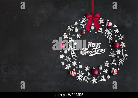 Les objets de Noël disposés dans la forme d'une couronne, overhead view Banque D'Images