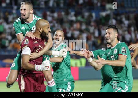 Suez, Egypte. 11 juillet, 2019. L'Algérie les joueurs célèbrent après le coup de sifflet final de la coupe d'Afrique des Nations 2019 Quart de finale match de football entre la Côte d'Ivoire et l'Algérie au stade sportif de Suez. Credit : Oliver Weiken/dpa/Alamy Live News Banque D'Images